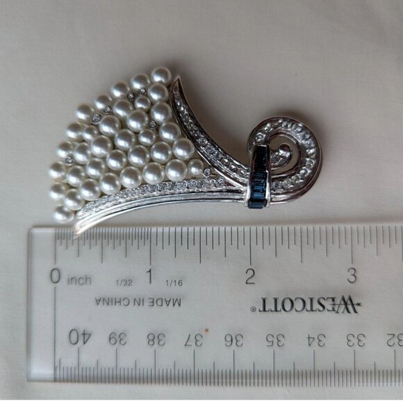 Vintage Butler Signed Silver Tone Faux Pearl Rhinestone Brooch - Picture 11 of 11